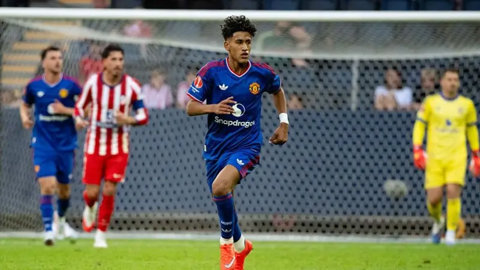 JJ Gabriel có lần đầu tiên thi đấu không chính thức cho đội một MU khi gặp Atletico Madrid 